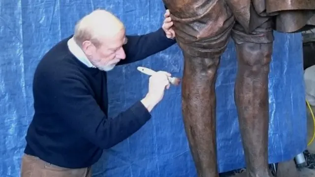 فیلیپ جکسون، سازنده مجسمه، مشغول کار بر آن