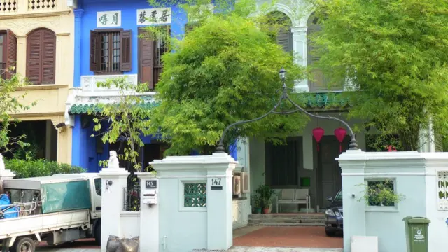 Ông Lý Quang Diệu sinh ngày 16/9/1923 tại Singapore, trong gia đình thuộc thế hệ di dân thứ ba từ Trung Quốc tới. Ông sống một thời gian ngắn trong căn nhà này, nay thuộc đường Neil Road. Singapore khi đó dưới sự cai trị của Anh, và do đó ông sinh ra đã là công dân Anh. Ông lớn lên với ngôn ngữ thứ nhất là tiếng Anh - ông không nói tiếng Trung cho tới tận những năm 30 tuổi. Ông học phổ thông tại một trường của Anh ở Singapore, trở thành sinh viên đạt thành tích cao nhất trong khóa học tại Singapore và Malaysia.