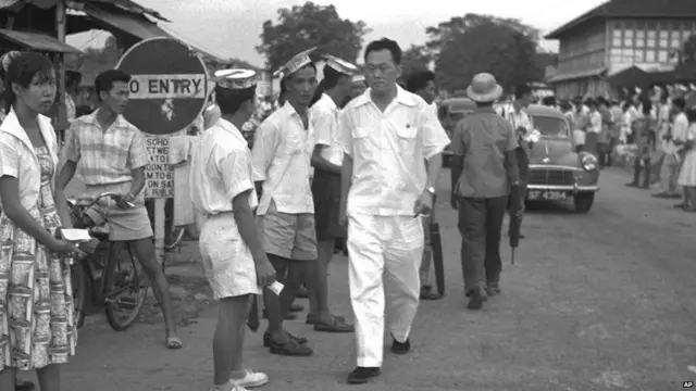 Năm 1954, LKY trở thành người lập quốc và là tổng bí thư của Đảng Nhân dân Hành động (PAP), một liên minh theo đường lối xã hội gồm các phong trào của người nói tiếng Trung và tiếng Anh nhằm chấm dứt sự cai trị của Anh. Tháng 12/1959, ông có mặt khi Anh trao quyền tự trị cho Singapore, tuy vẫn giữ quyền kiểm soát quan hệ đối ngoại và quốc phòng. Trong hình là lúc ông Lý tiến hành vận động tranh cử trong kỳ bầu cử giữa kỳ 1958.