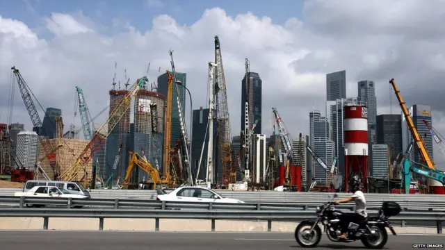 Trong 31 năm sau đó, viễn kiến của ông Lý về Singapore đã biến hòn đảo này từ một vùng thuộc địa bị bỏ rơi, yếu đuối trở thành một trong các quốc gia hùng mạnh nhất thế giới. Nước này đi tiên phong trong việc xây nhà hàng loạt và quốc hữu hóa ngành y tế, trong lúc ông Lý cương quyết tin rằng giáo dục là điều quan trọng, và luôn nói rằng con người là nguồn tài nguyên duy nhất của Singapore. Ông luôn khuyến khích những người được ăn học cao hãy lập gia đình và sinh con đẻ cái.