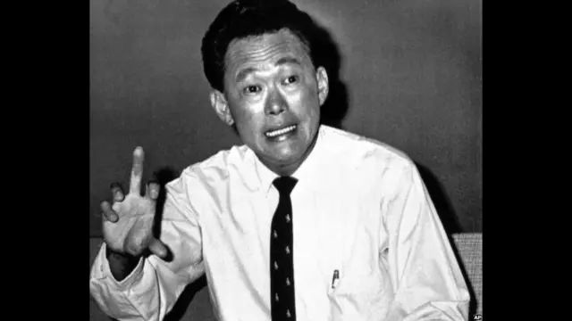 Ngày 9/8/1965, ông Lý gạt nước mắt tuyên bố ông đồng ý với yêu cầu của Malaysia, theo đó Singapore rời khỏi liên bang nhằm chấm dứt tình trạng tắm máu. Hai ngày sau, ông Lý tuyên bố hòn đảo nhỏ bé Singapore là một quốc gia độc lập.