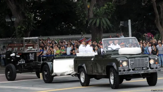 Bà Kha qua đời hồi tháng Mười 2010. Hàng ngàn người đã xếp hàng trên đường phố để tiễn đưa bà hoặc tới viếng linh cữu trong lễ quốc tang. "Không có bà ấy," ông Lý nói tại lễ tang, "tôi có lẽ đã trở thành một người đàn ông khác, với một cuộc đời khác."