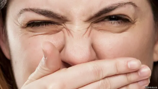 Chica tapándose la nariz