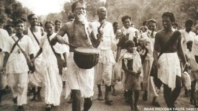 भूदान आंदोलन के दौरान विनोबा भावे