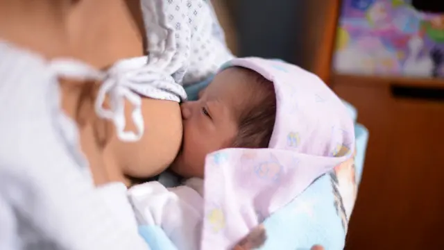 د څېړونکې ډلې مشرې ډاکټرې اریکا جاندرسن ویلي، هغه مېرمنې چې له ډېر چاغښت کړېږي او یا دویم ډول شکر ولري، باید خپلو ماشومانو ته د ډېر وخت لپاره تی ورکړي چې په دې سره د شکر له دویم ډول نه ژغورل کېدای شي.