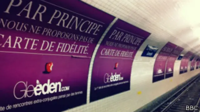 La promoción de Gleeden se puede ver en las estaciones de metro y en los autobuses en Francia.