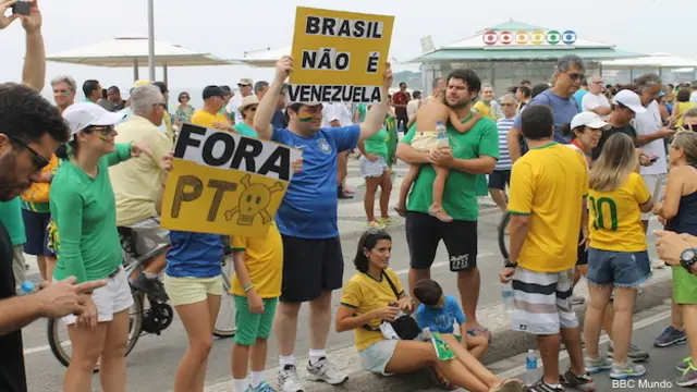Durante una protesta contra el gobierno de Dilma Rousseff el domingo en Río de Janeiro, un manifestante sostiene un cartel que dice que "Brasil no es Venezuela".