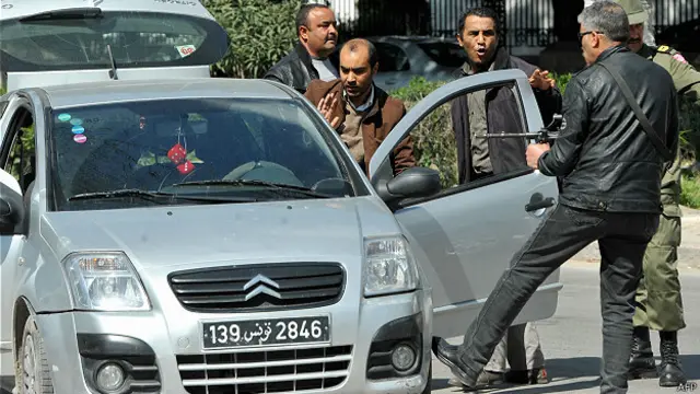 Полицейские в штатском досматривают автомобили 