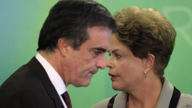 Presidenta brasileña, Dilma Rousseff, junto a su ministro de Justicia, José Eduardo Cardozo, durante una conferencia en que anunció medidas anticorrupción en el palacio presidencial de Planalto.