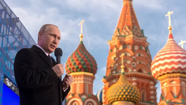 Владимир Путин выступает на Васильевском спуске