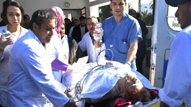 袭击事件发生后,医护人员在抢救受伤者。