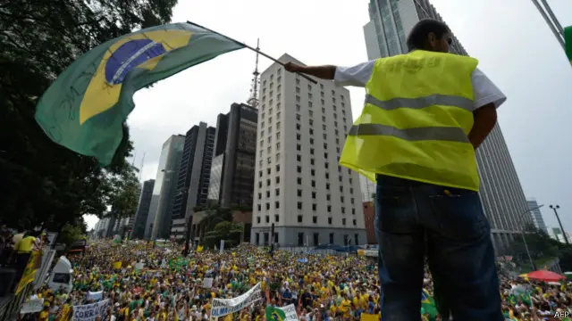 Unjuk rasa besar-besaran di Brasil, Minggu 15 Maret, diikuti sedikitnya 500.000 orang.