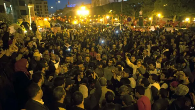 很多突尼斯人走上街头抗议此次袭击。