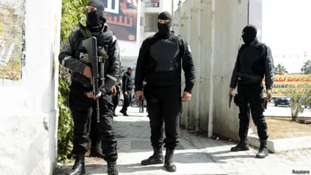 突尼斯保安部队将两名枪手击毙，并正在周边区域搜查其犯罪同伙。