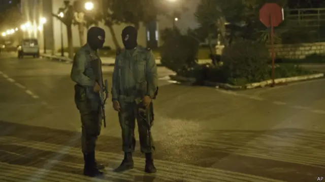 Вооружённые мужчины в масках