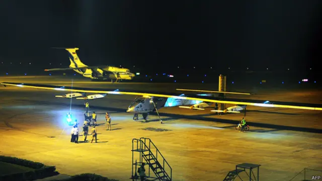 الطلئرة الشمسية وهي جاثمة على أرض مطار بنارس