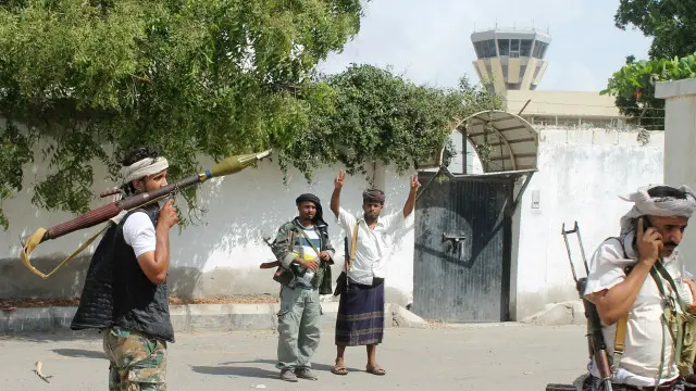 ينتشر مسلحون تابعون للحوثيين في شوارع عدد من المدن اليمنية.