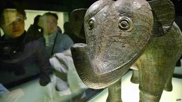 Đồ đồng nhà Ân trong một cuộc trưng bày tại Pháp