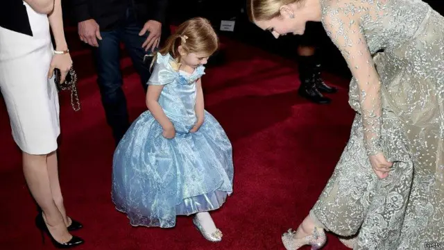 Bé Mia Ziering khoe hài trong buổi ra mắt phim Cinderella tại Hollywood năm 2015