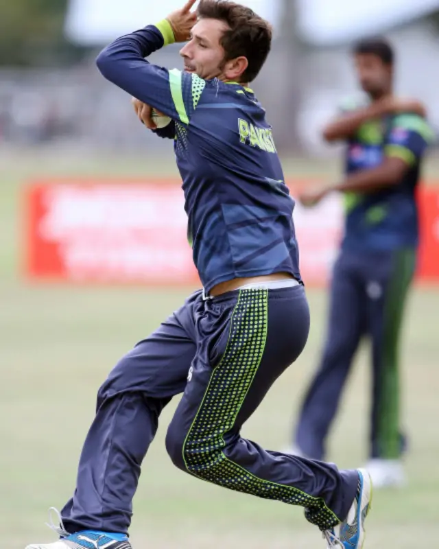 عمران خان اور رمیز راجہ سمیت متعدد سابق کھلاڑی پاکستان ٹیم انتظامیہ کو مشورہ دے رہے ہیں کہ لیگ سپنر یاسر شاہ کو ٹیم میں شامل کیا جائے۔ یاسر شاہ ابھی تک صرف ایک میچ کھیلے ہیں۔