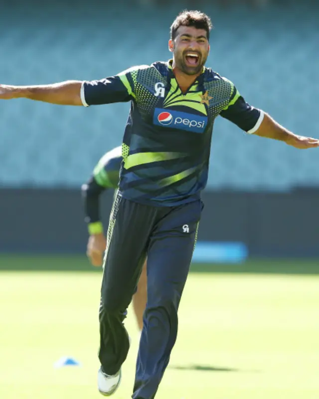 فاسٹ بولر سہیل خان پاکستان کی جانب سے عمدہ بولنگ کر رہے ہیں۔
