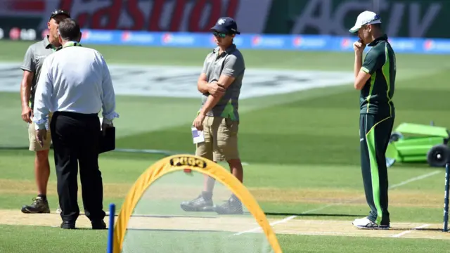 چیف سلیکٹر روڈنی مارش ایڈیلیڈ کے گرؤانڈ سٹاف سے پچ کے بارے میں معلومات حاصل کر رہے ہیں۔