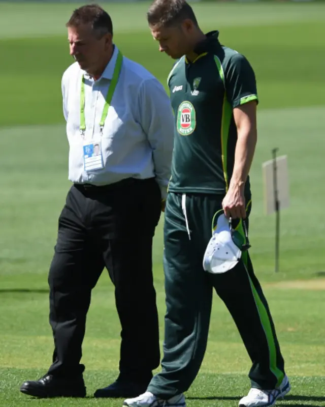 آسٹریلوی کپتان مائیکل کلارک چیف سلیکٹر روڈنی مارش کے ہمراہ ایڈیلیڈ پچ کا معائنہ کر رہے ہیں۔