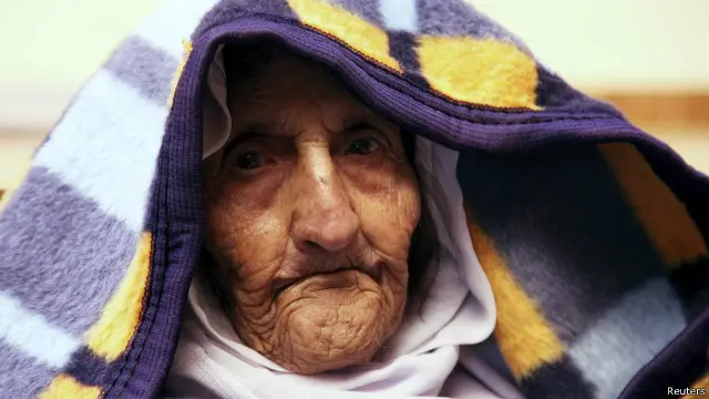 عجوز من الأيزيديين لاذت بأحد المباني في قضاء الشيخان بمحافظة نينوى هربا من مسلحي تنظيم "الدولة الإسلامية".