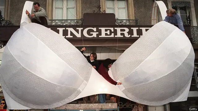 Гигантский бюстгальтер