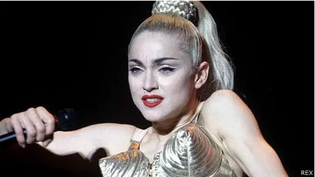 Мадонна в бюстгальтере с коническими чашечками