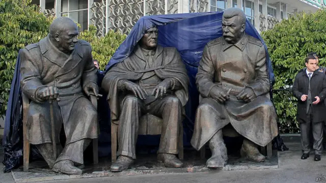 Паматник Черчиллю Рузвельту и Сталину, открытый в Ялте в феврале 2015 г.