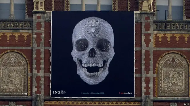 Инкрустированный бриллиантами череп - одно из самых известных произведений Херста