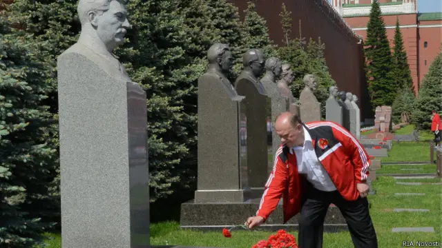 Геннадий Зюганов возлагает цветы на могилу Сталина в день его рождения