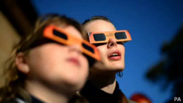Gente mirando un eclipse