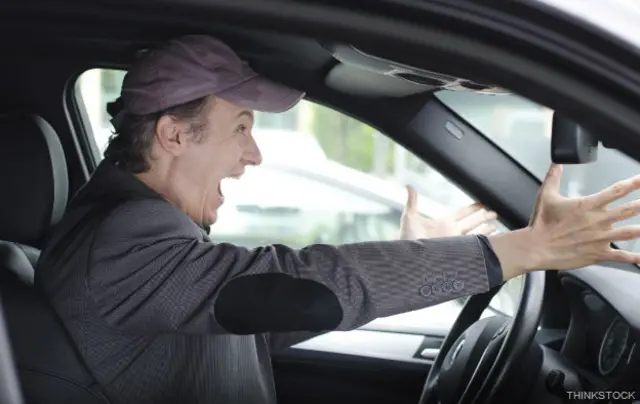 Hombre furioso manejando un vehículo