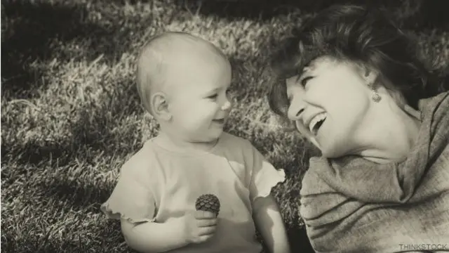 Una madre y un bebé