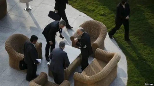 رئيس منظمة الطاقة الذرية الإيرانية علي أكبر صالحي (الثاني من اليمين) يتحدث مع فريقه قبل جلسة التفاوض مع الولايات المتحدة والاتحاد الأوروبي بشأن البرنامج النووي الايراني