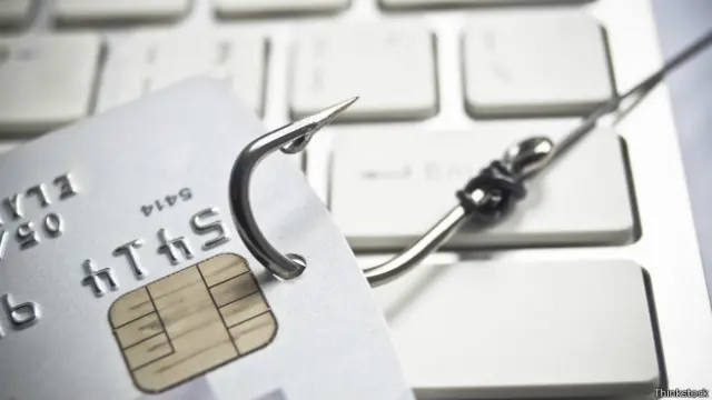 Tarjeta de crédito sobre un teclado.