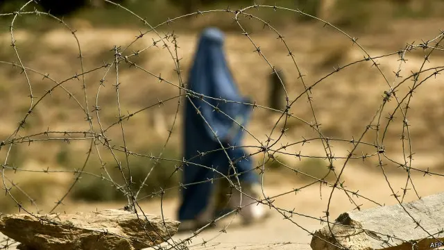 اعتقل أربعة أشخاص للاشتباه في علاقتهم بالحادث الذي يعد الأول من نوعه في أفغانستان.