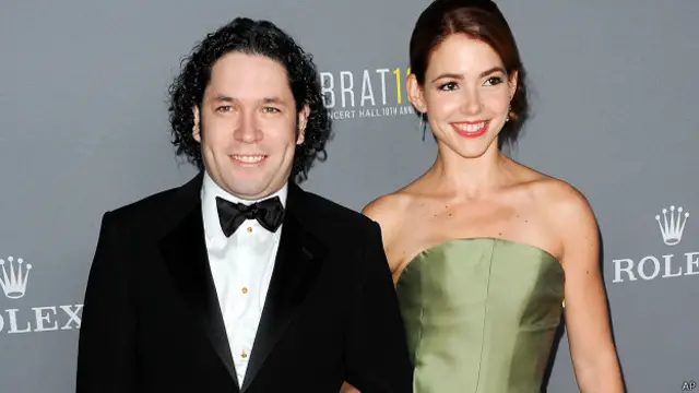 Gustavo Dudamel y su esposa