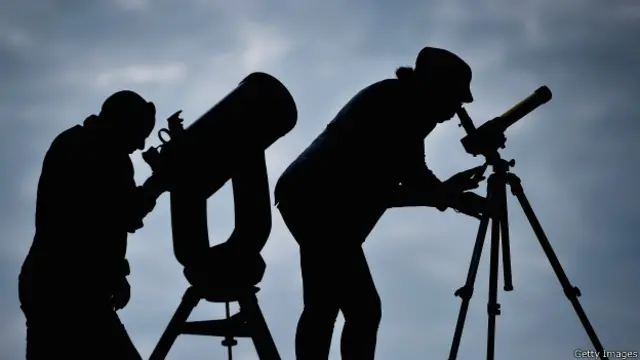 Ученые наблюдают за солнечным затмением