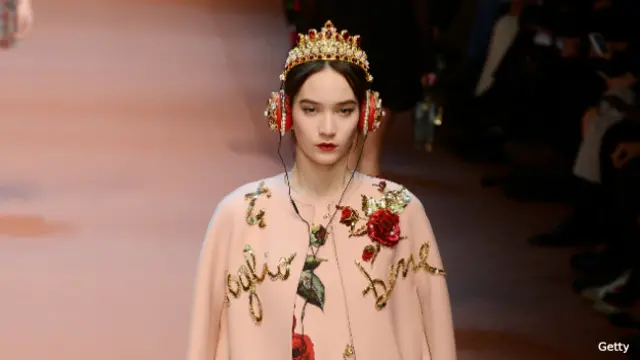 Modelo con diseño de Dolce & Gabbana