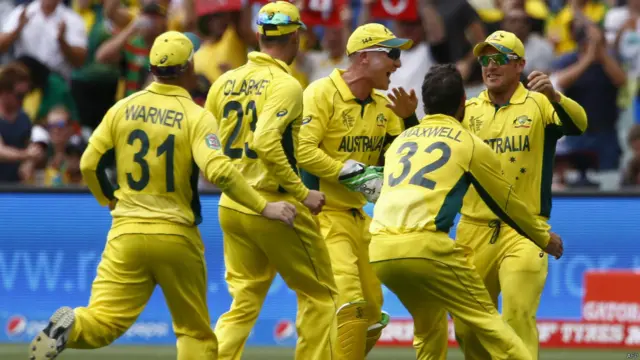 پاکستان کے تین اہم کھلاڑی مڈ وکٹ باؤنڈری پر ایرون فنچ کے ہاتھوں کیچ ہوئے