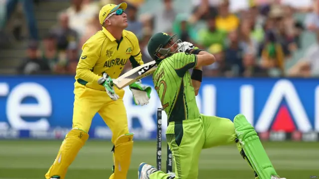 مصباح میکسویل کی گیند پر چھکا لگانے کی کوشش میں باؤنڈری پر کیچ ہوگئے۔