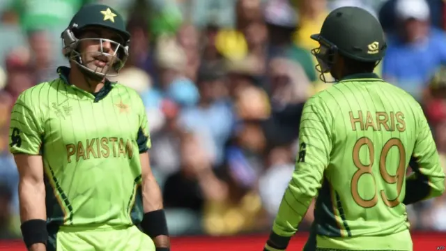 پانچویں اوور میں ہی دونوں اوپنرز کے پویلین جانے کے بعد مصباح اور حارث نے محتاط مگر پراعتماد انداز سے کھیلتے ہوئے 73 رنز کی شراکت قائم کی۔