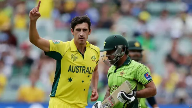 مچل سٹارک نے آسٹریلیا کو پہلی کامیابی دلوائی اور ان کا شکار سرفراز احمد تھے جو گذشتہ دو میچوں میں عمدہ بلے بازی کر چکے تھے مگر اس بات صرف دس رنز ہی بنا سکے۔