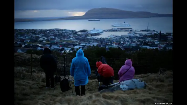 ماہِر فَلکِيات سورج گرہن کے بہترین مناظر دیکھنے کے لیے شمالی یورپ کے فارو جزیرے میں جمع ہوئے۔