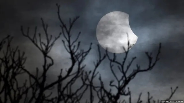 ابر آلود آسمان کے باوجود فوٹوگرافر ٹوبی میل ویل نے سورج گرہن کا یہ دل کش منظر کیمرے کی آنکھ میں قید کر لیا۔ 