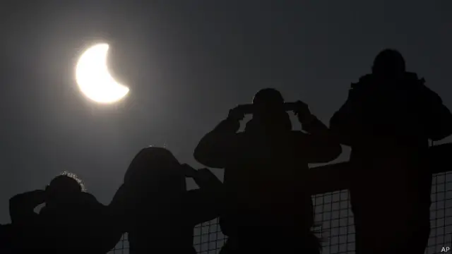 Луна прикоснулась к диску Солнца #солнечноезатмение