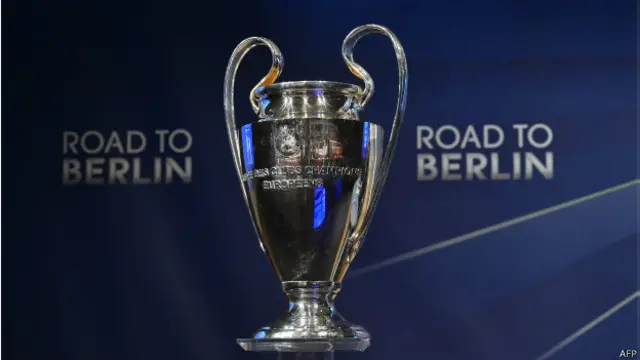 Femdom rasmlar va chizmalar Bir yigitning changyutgichga qolini tiqib qoygani va uni Internetda yoqishi porno video